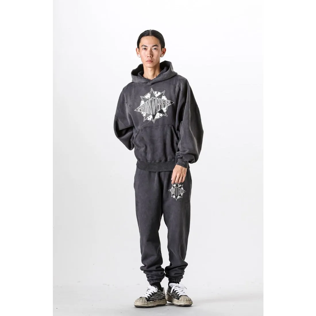 DENIM TEARS x SAINT Mxxxxxx SAINT TEARS Hoodie/BLK Five-pointed star cotton hole-in-the-dark distressed hoodie, washed black S-XL Assute dyeing, whole piece sprayed with horse fade/horse weight, co-branded main mark/cotton wash mark/cherub mark, many hanging holes on the front and rear panels, the original version has the same loose fit